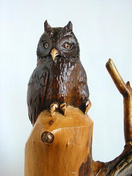 知床アトリエ夢民　手彫りのフクロウ