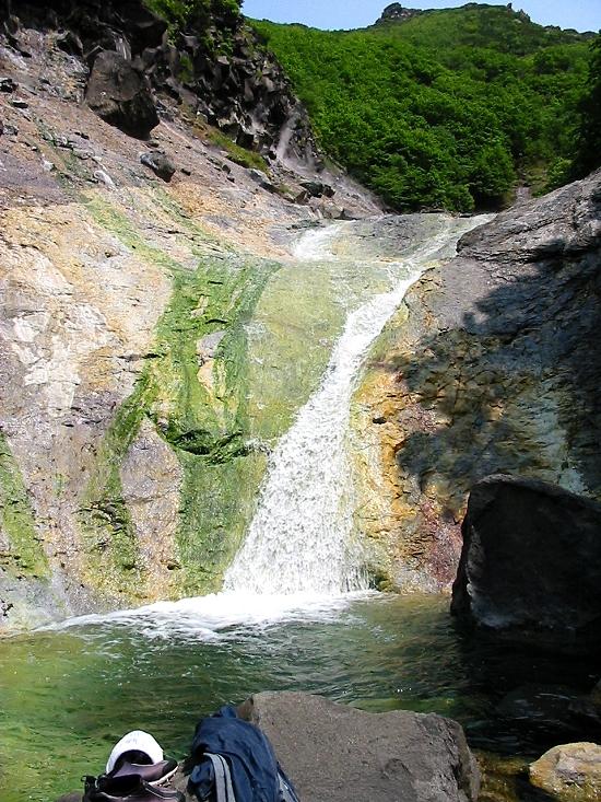 今では懐かしい知床半島「カムイワッカ湯の滝」お目当ての湯壷の滝